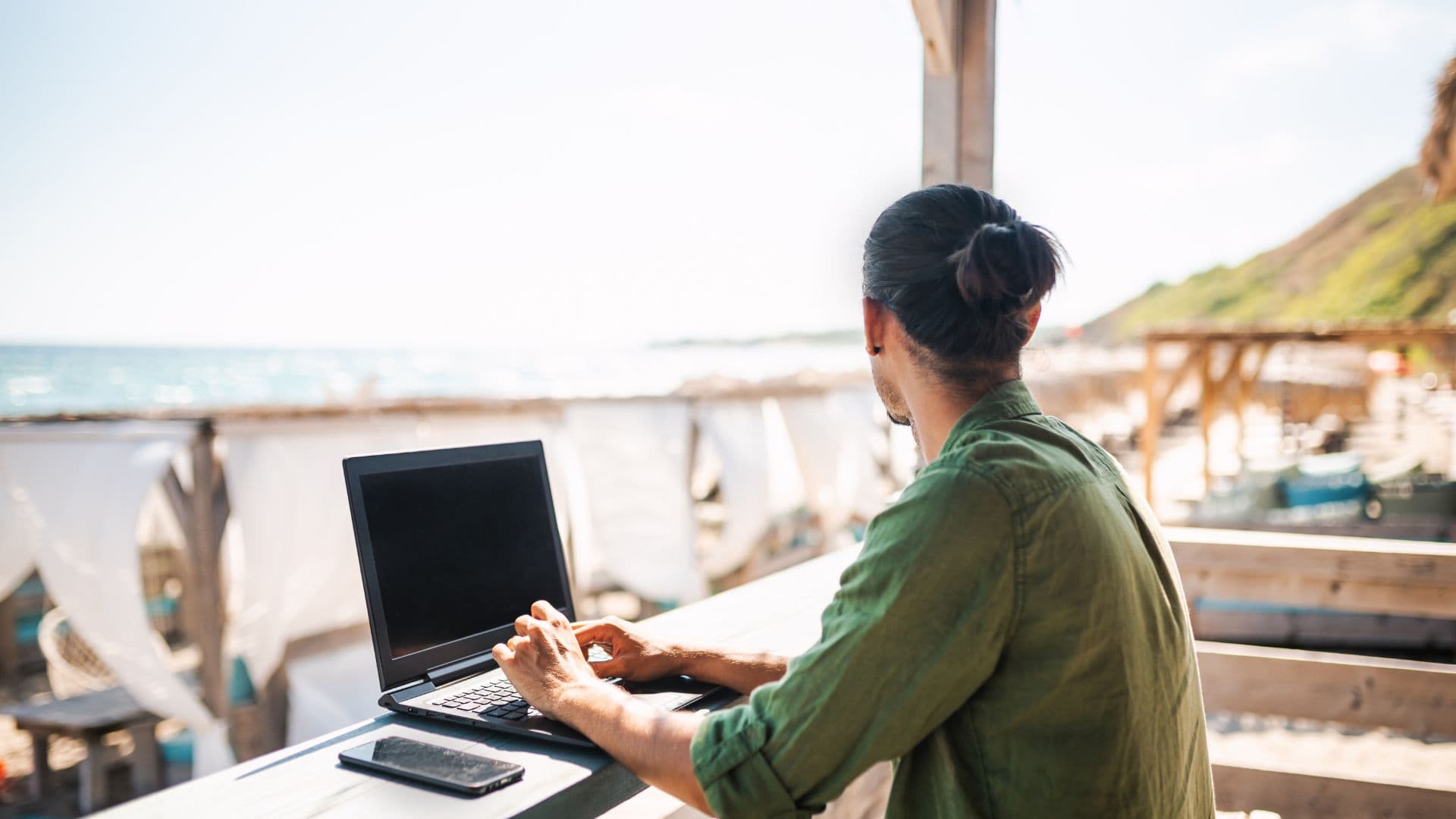 The Impact of Digital Nomads on Conventional Work Environments